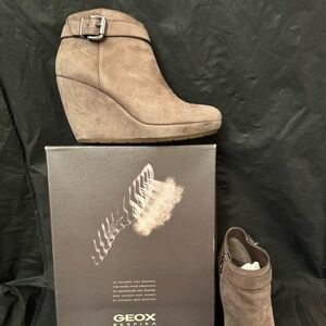 Geox Alessia Taupe Suede Booties, Size 9